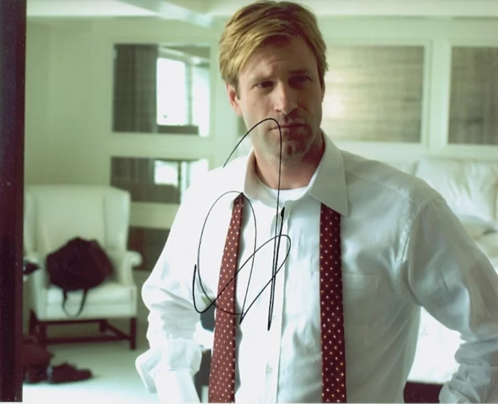 Aaron Eckhart autograph
