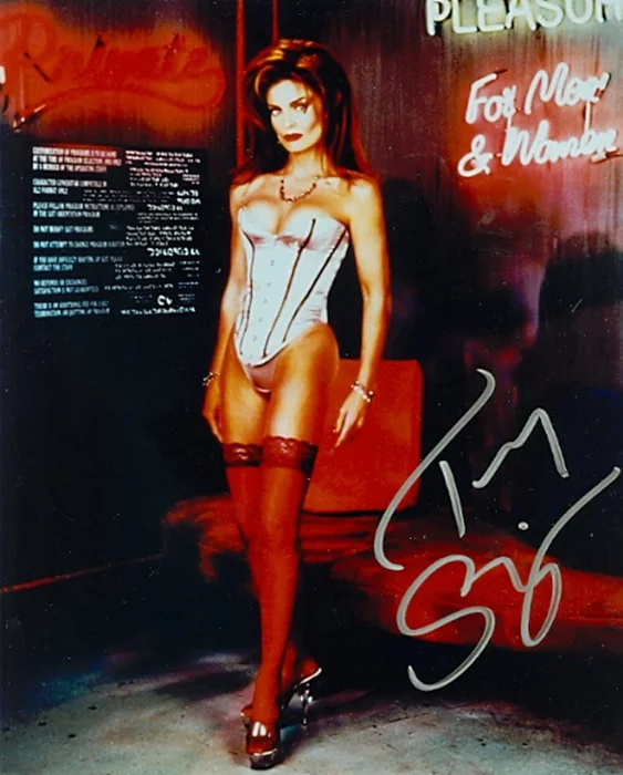 Tracy Scoggins autograph