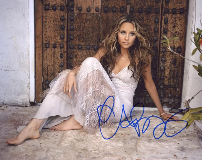 Amanda Bynes autograph