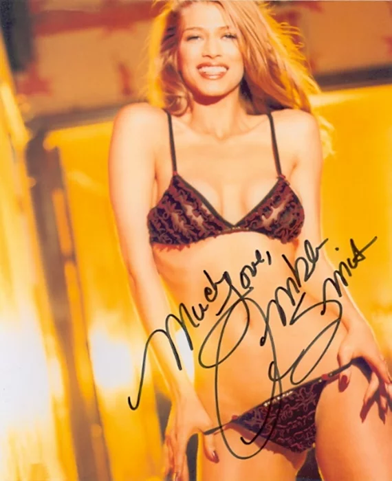 Amber Smith autograph