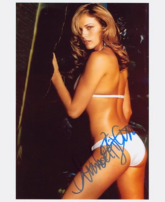Amanda Righetti autograph