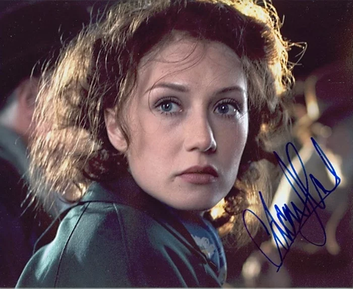 Carice van Houten autograph