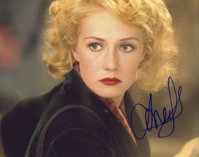 Carice van Houten autograph