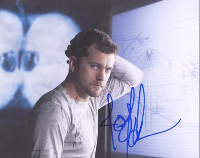 Joshua Jackson autograph