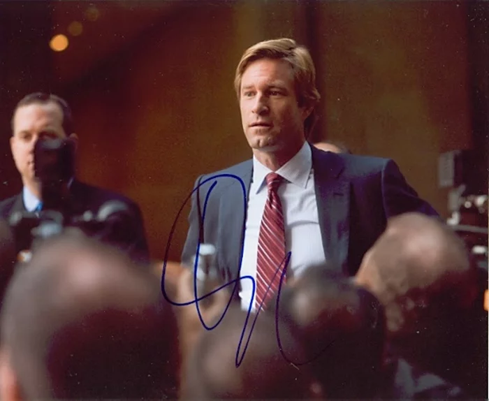 Aaron Eckhart autograph
