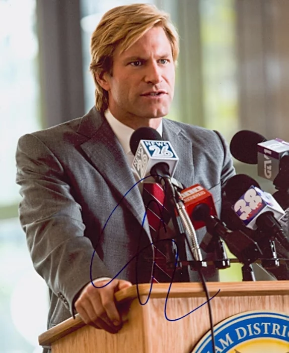 Aaron Eckhart autograph