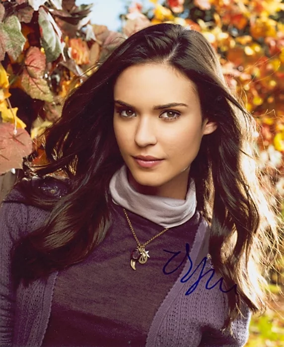 Odette Yustman autograph