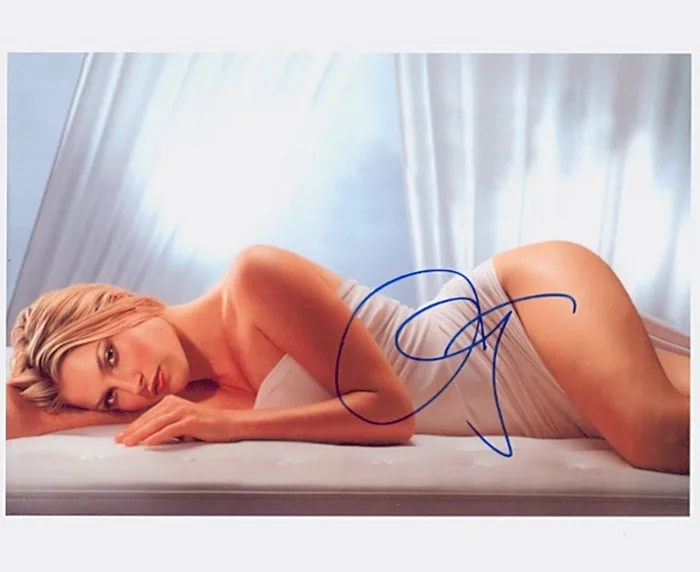 Ali Larter autograph
