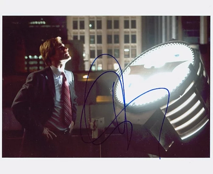 Aaron Eckhart autograph