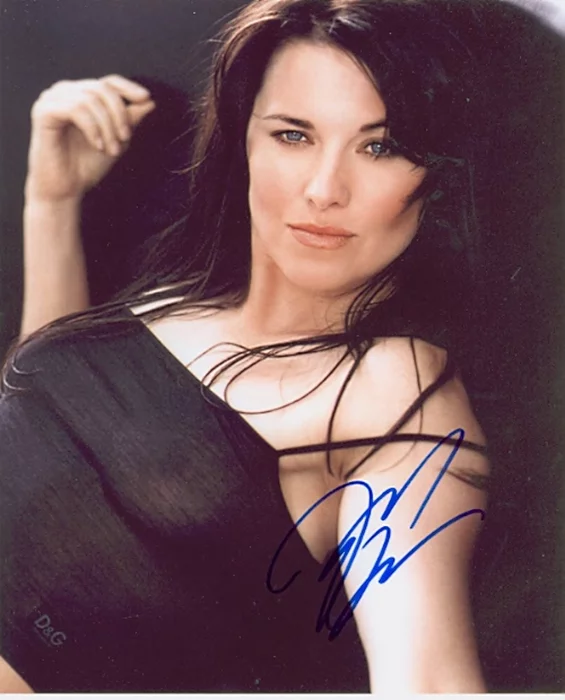 Lucy Lawless autograph