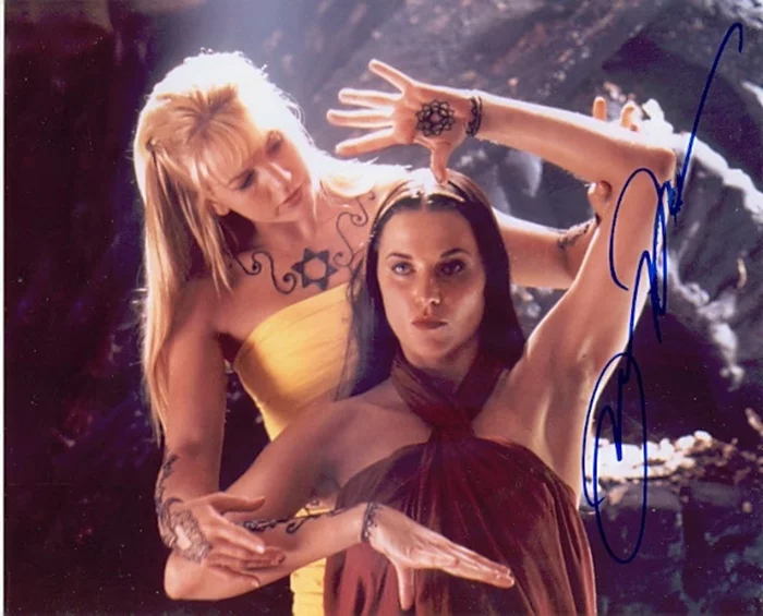 Lucy Lawless autograph
