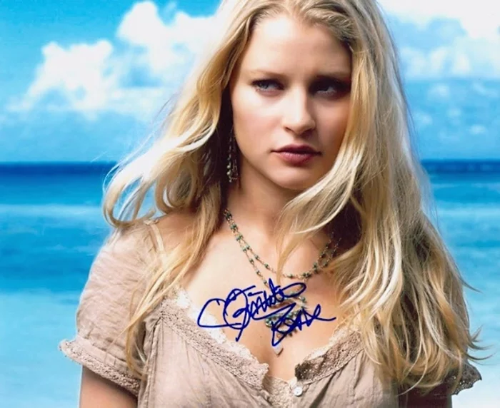 Emilie de Ravin autograph