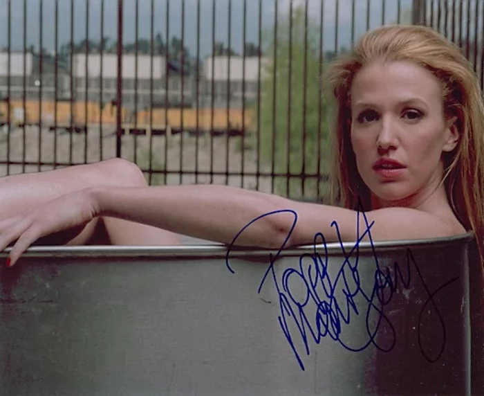 Poppy Montgomery autograph