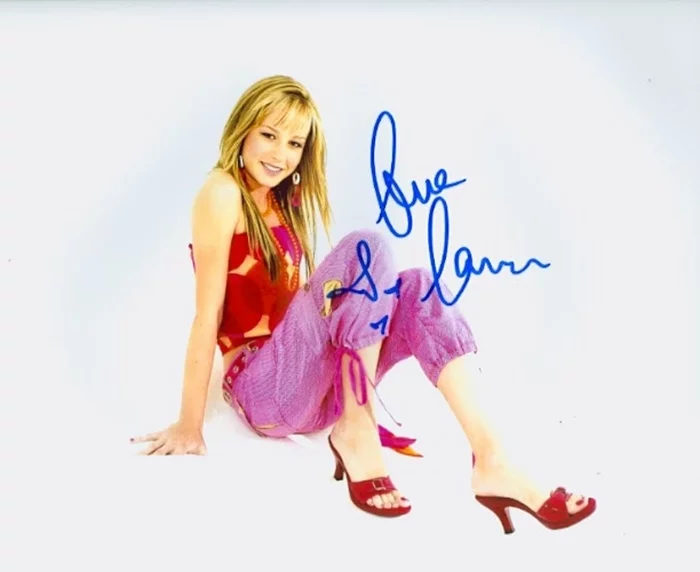 Brie Larson autograph