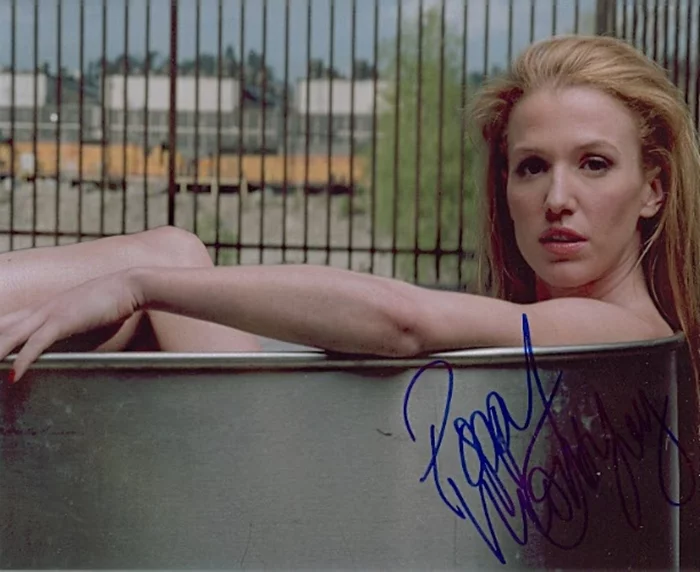 Poppy Montgomery autograph