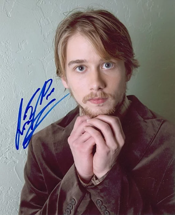 Lou Taylor Pucci autograph