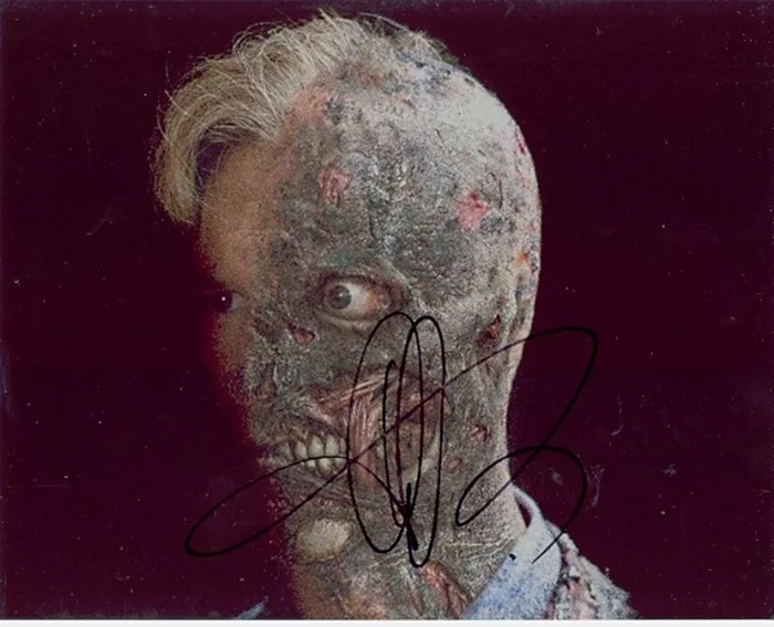 Aaron Eckhart autograph