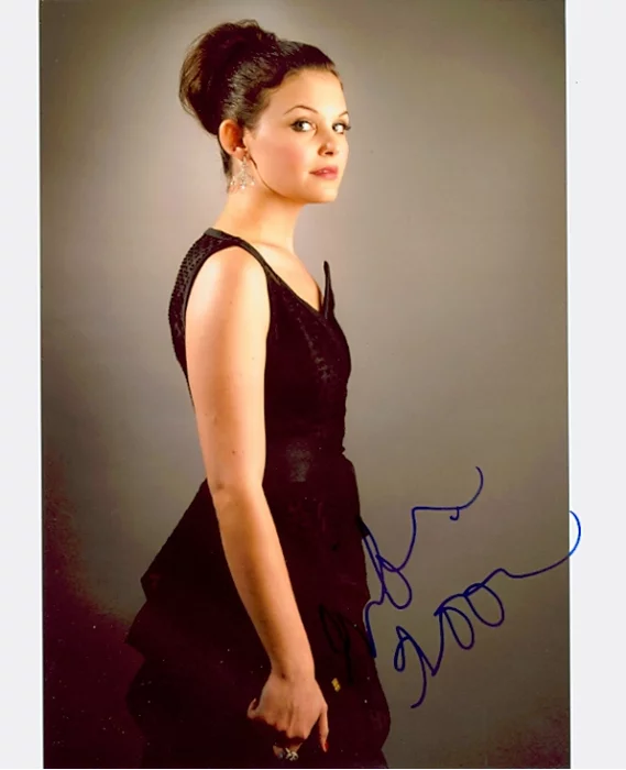 Ginnifer Goodwin autograph