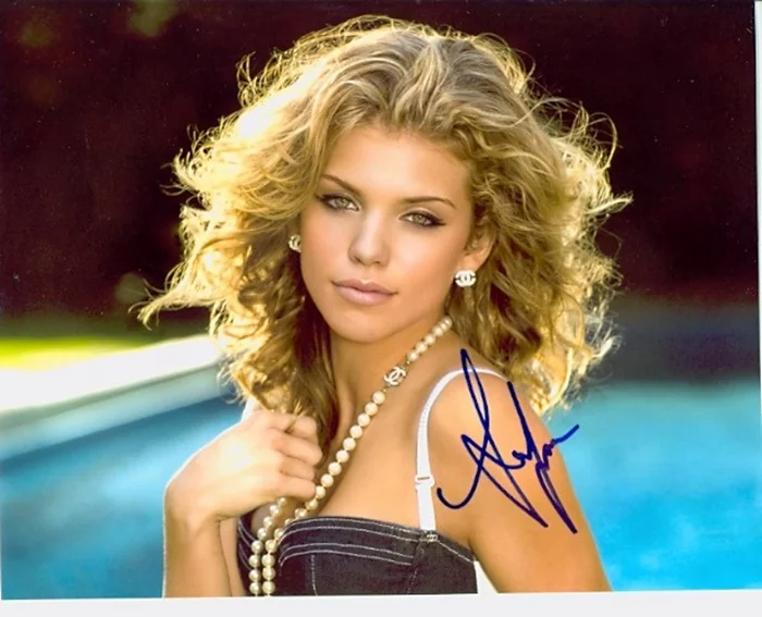 AnnaLynne McCord autograph