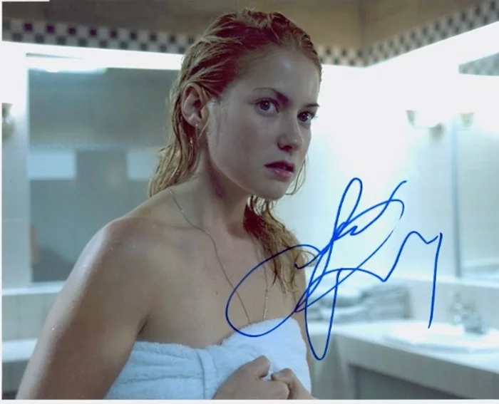 Laura Ramsey autograph