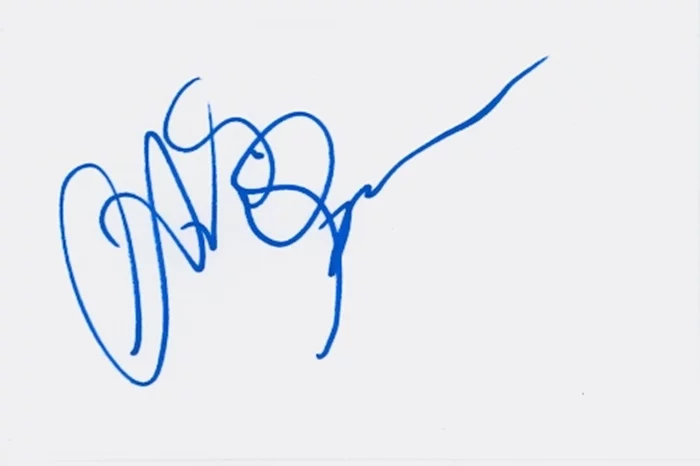 Alice Greczyn autograph