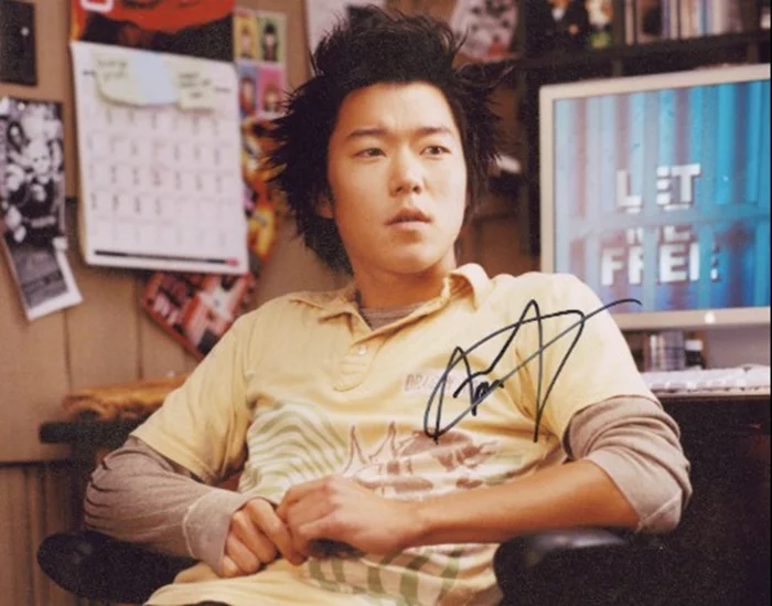 Aaron Yoo autograph