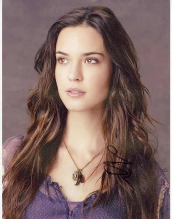 Odette Yustman autograph
