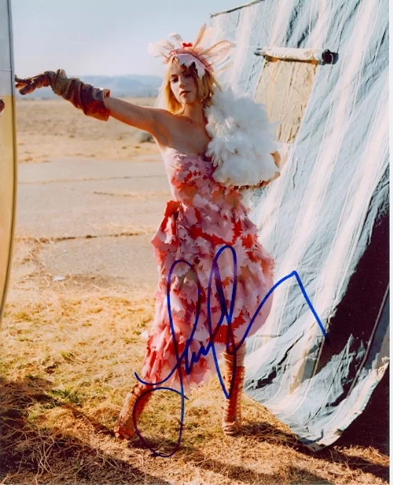 Laura Ramsey autograph
