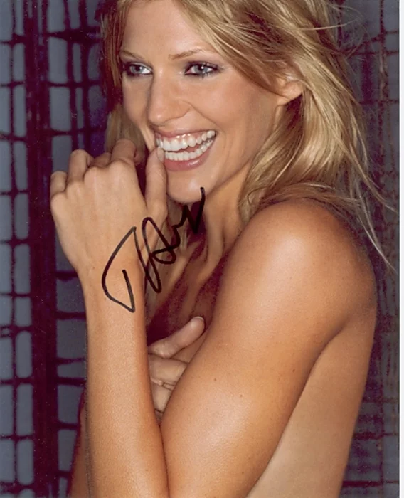Tricia Helfer autograph