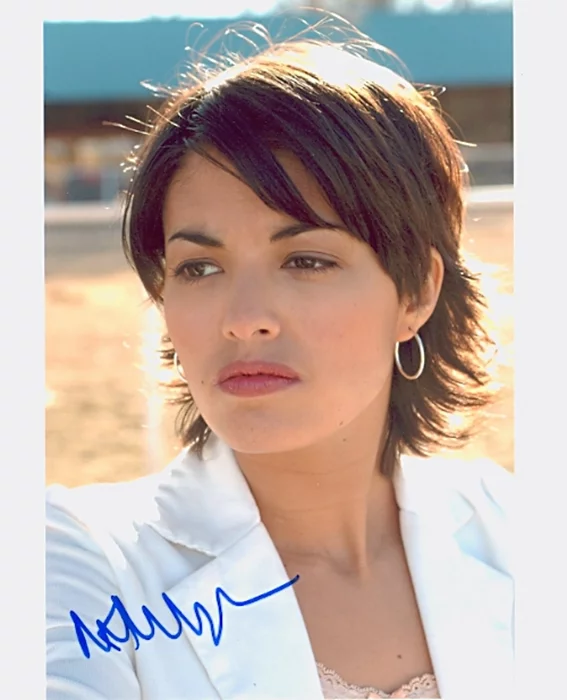 Nicole Tubiola autograph