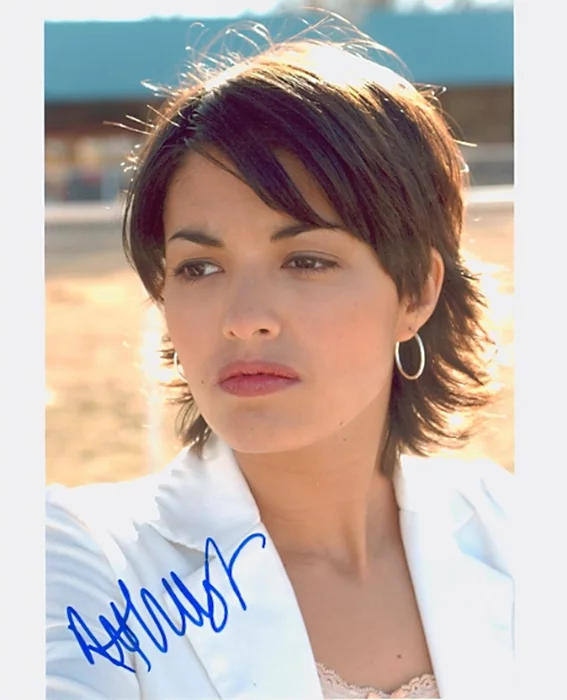 Nicole Tubiola autograph