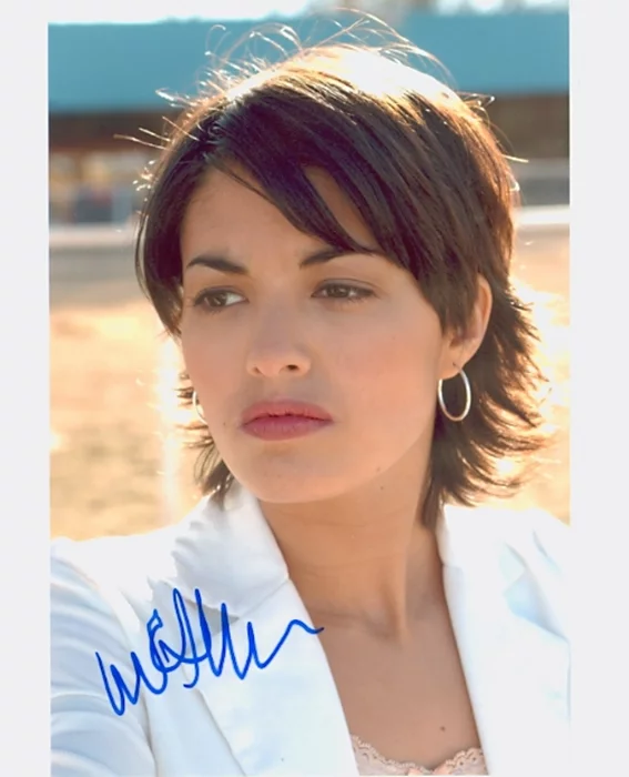 Nicole Tubiola autograph