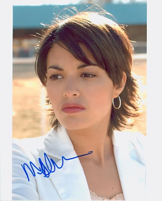 Nicole Tubiola autograph