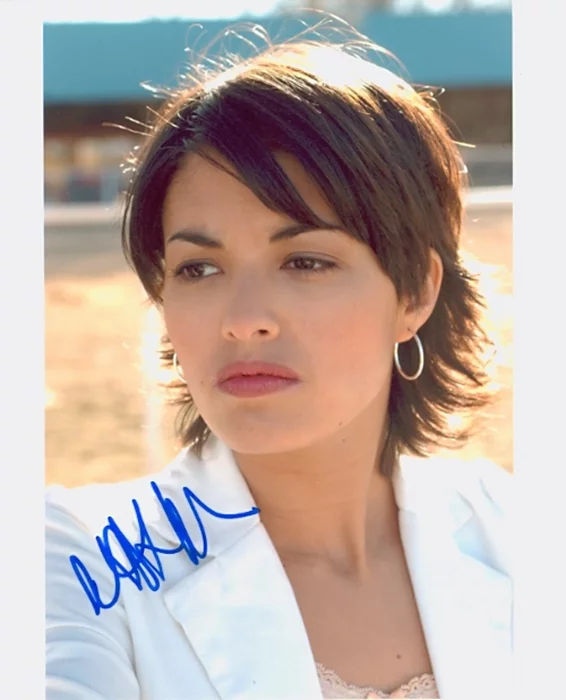 Nicole Tubiola autograph