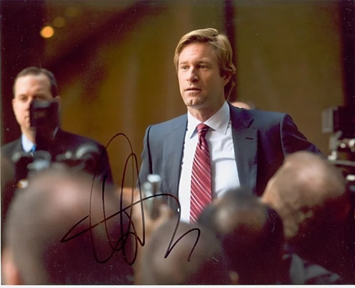 Aaron Eckhart autograph
