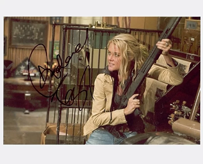 Rachael Taylor autograph