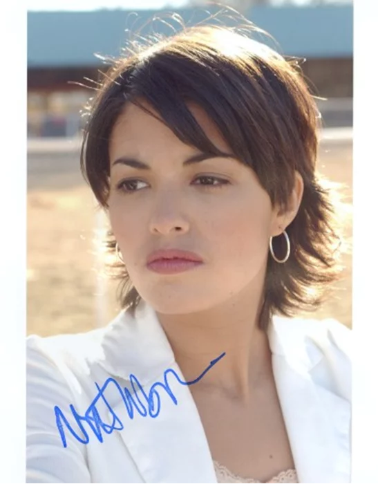 Nicole Tubiola autograph