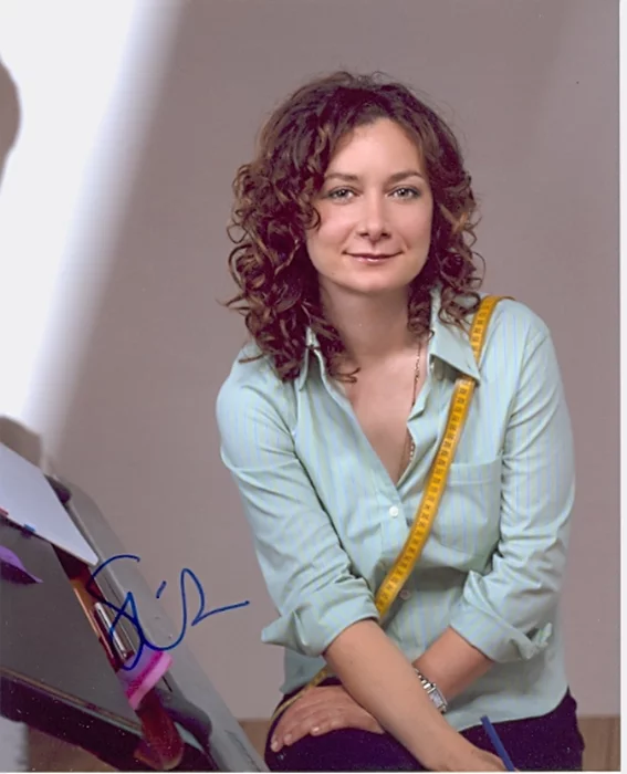 Sara Gilbert autograph