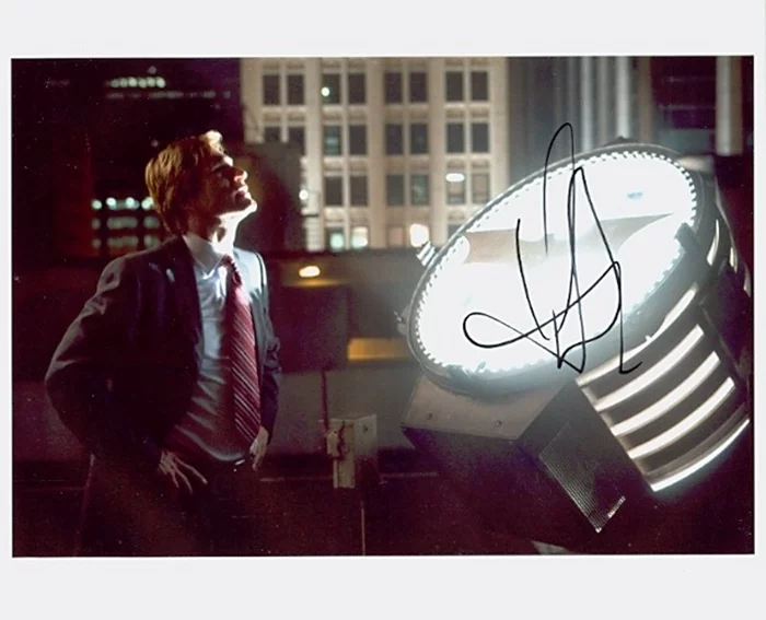 Aaron Eckhart autograph