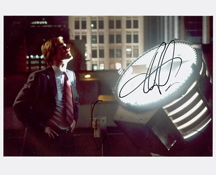 Aaron Eckhart autograph