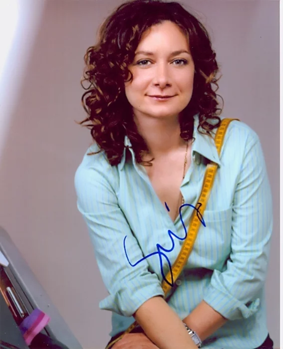 Sara Gilbert autograph