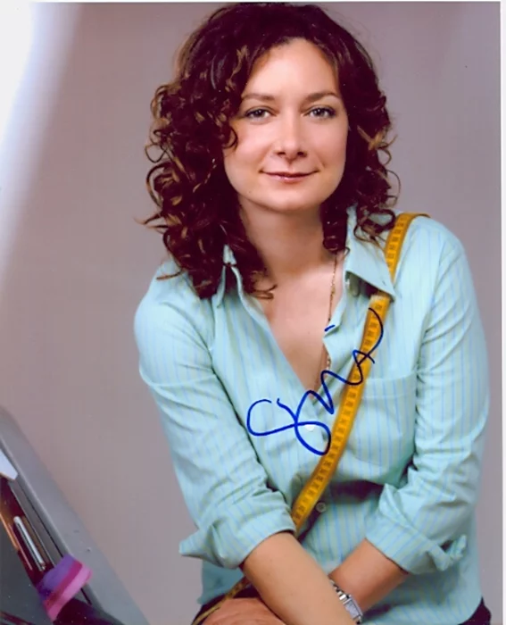 Sara Gilbert autograph