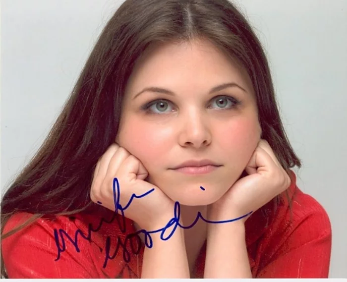 Ginnifer Goodwin autograph