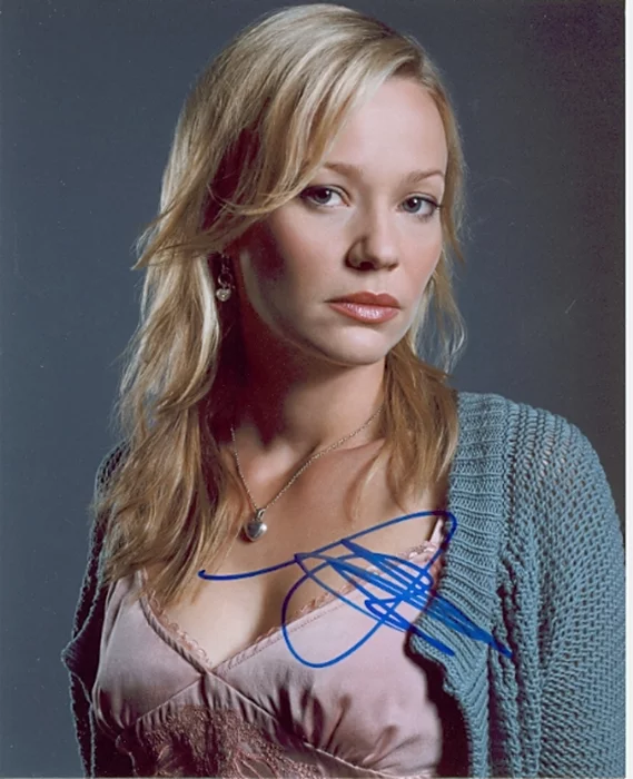 Samantha Mathis autograph