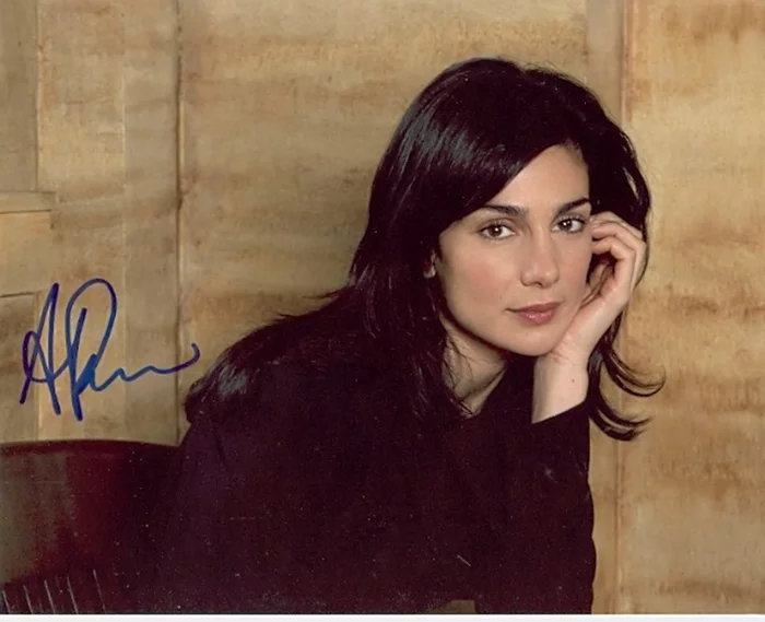 Annie Parisse autograph