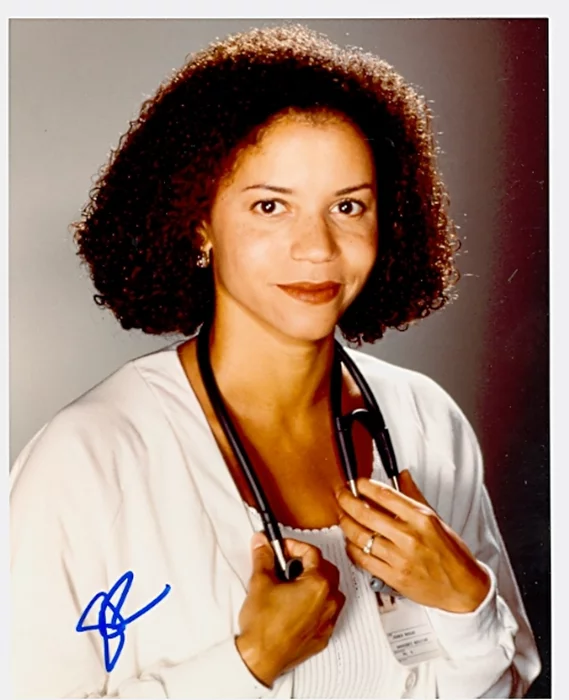 Gloria Reuben autograph