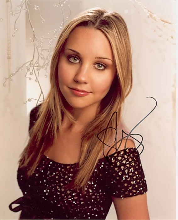 Amanda Bynes autograph