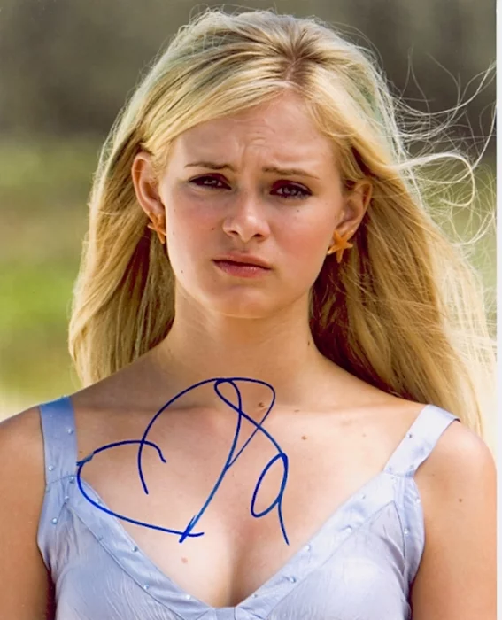 Sara Paxton autograph