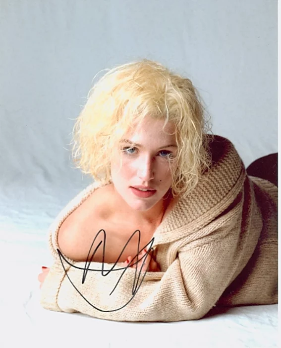 Poppy Montgomery autograph