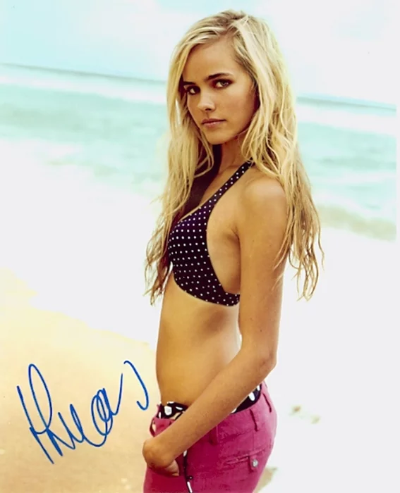 Isabel Lucas autograph